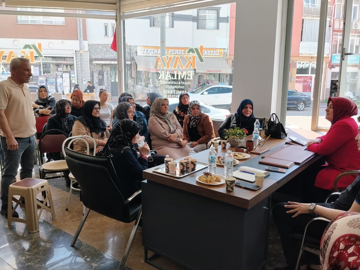 ferihaertorun26's tweet photo. 71 Evler Mahallemizde, güçlü ve fedakâr kadın teşkilatımızla bir araya gelerek istişare toplantımızı gerçekleştirdik.
Kadınlarımızın azmi, emeği ve gayretiyle yürüttüğümüz çalışmalarımızı değerlendirerek, önümüzdeki süreçte atacağımız adımları istişare ettik.
Birlik ve beraberlik içinde, kadınların gücüyle yolumuza kararlılıkla devam ediyoruz. 💪