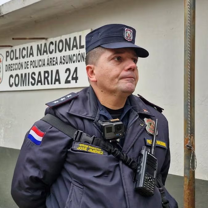 delpynews's tweet photo. ▶️ ¿PARA QUÉ ARRESTAN SI EL JUZGADO NO ACTÚA? EL HARTAZGO DE JOSÉ JIMÉNEZ | 💥

😯 El oficial José Jiménez expuso la frustración que carcome a las fuerzas de seguridad: Oliver Colman, uno de los detenidos por el millonario robo a Motor Haus, ya había sido capturado varias veces incumpliendo su arresto domiciliario.

❌Jiménez denunció que, pese a comunicar cada falta al Juzgado y proceder a las detenciones en plena vía pública, el Poder Judicial mantuvo la misma medida cautelar. Para el oficial, esta "justicia de papel" es la que permite que sujetos peligrosos sigan en las calles.

📢 "Si uno de esos eslabones falla, todo el sistema falla", sentenció Jiménez, lanzando una dura crítica a la falta de coordinación entre la Policía Nacional, el Ministerio Público y los jueces.