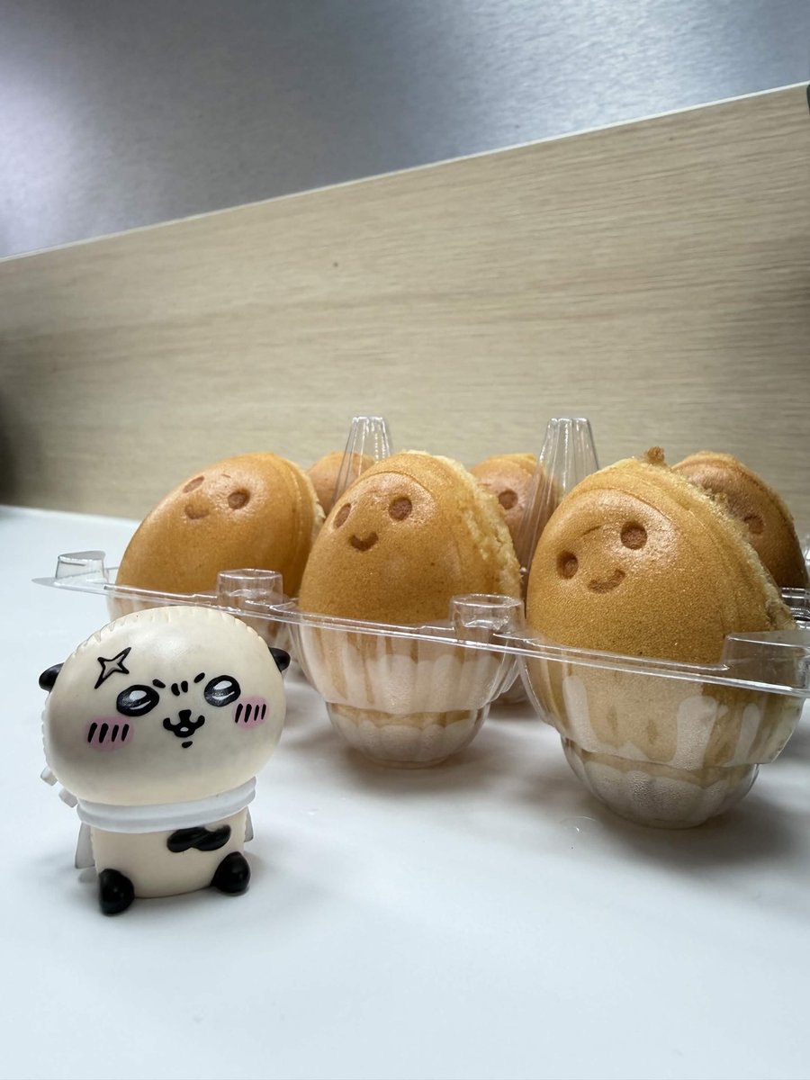 วันนี้รัคโกะออกไปล่า! เดินผ่านร้านขนมไข่น่ารัก ๆ หอมมากกกก เลยแวะซื้อมาชิมสักหน่อย วันนี้ผมเลยสั่งเป็นครีม สังขยา นูเทลล่าครับ

คิดถึงทุกคนเลยเอามาฝากด้วย อย่าลืมหาอะไรอร่อย ๆ เป็นรางวัลให้ตัวเองกันด้วยนะครับ 💖