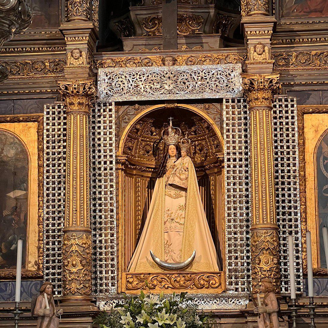 ElTempleteTV's tweet photo. 🎤 Como Diego nos contaba, ¿pudo la pequeña talla ser una réplica popular de la Virgen portuguesa que el vaquero llevara consigo y acabara venerándose en las Gamonosas, en la sierra de Córdoba? Una teoría cuyo razonamiento lógico está en el parecido razonable entre las imágenes https://t.co/wdJ8pdXSLF