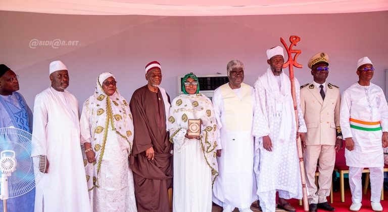 L’imam Berté Mamadou a été investi président communal du #COSIM de Songon lors d’une cérémonie officielle en présence du Premier ministre. Il s’est engagé à servir la communauté avec foi et responsabilité, dans le respect du Coran et de la Sunna.