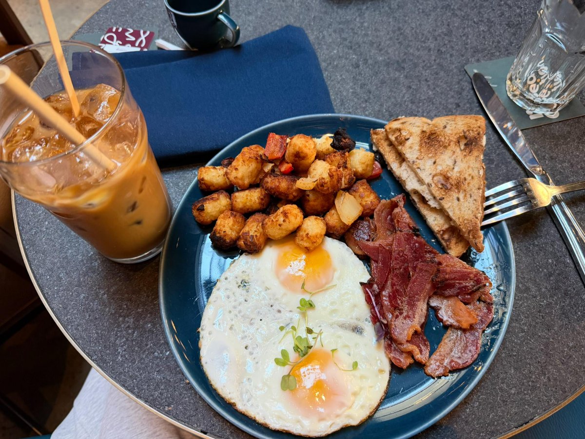 Peach_FGG's tweet photo. Two eggs + some potatoes + two slices of bacon + two slices of toast + a large iced coffee. Bill: $35 (including tax and tip) https://t.co/JfI0NeZ8TU