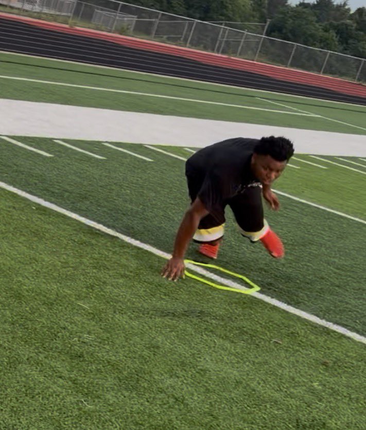 IILamarII's tweet photo. Some bend and pass rush work I did from yesterday #athlete #football #drills #blessed #texas #highschool https://t.co/C0f4sB598M