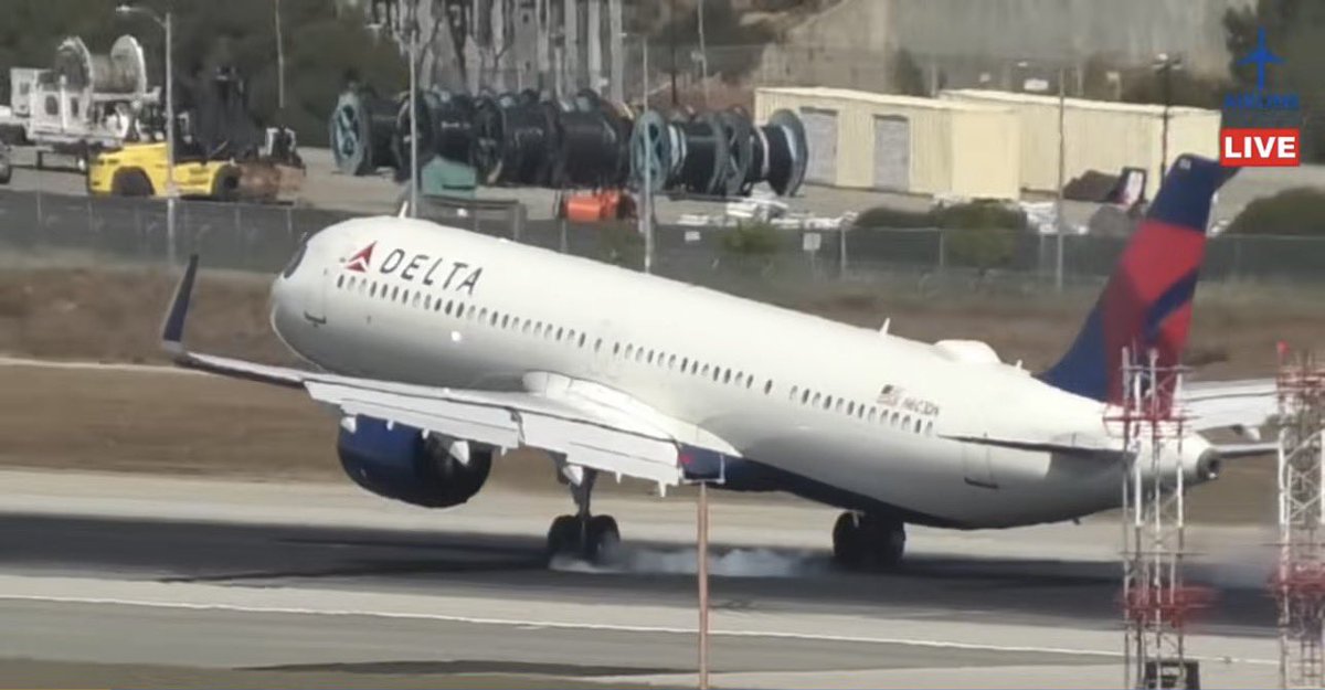 airlinevideos's tweet image. It’s a beautiful day for some LAX plane spotting ✈️🌴☀️🕶️ Join us for amazing views from high atop the H Hotel! 
#aviation #airport #losangeles 

🔴LIVE LOS ANGELES (LAX) AIRPORT ACTION! (April 26th, 2026) youtube.com/live/xy0uuQvKs… via @YouTube