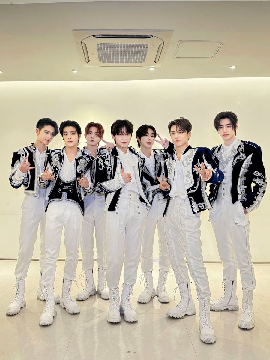 TooClosetotheRoyalty tweet media