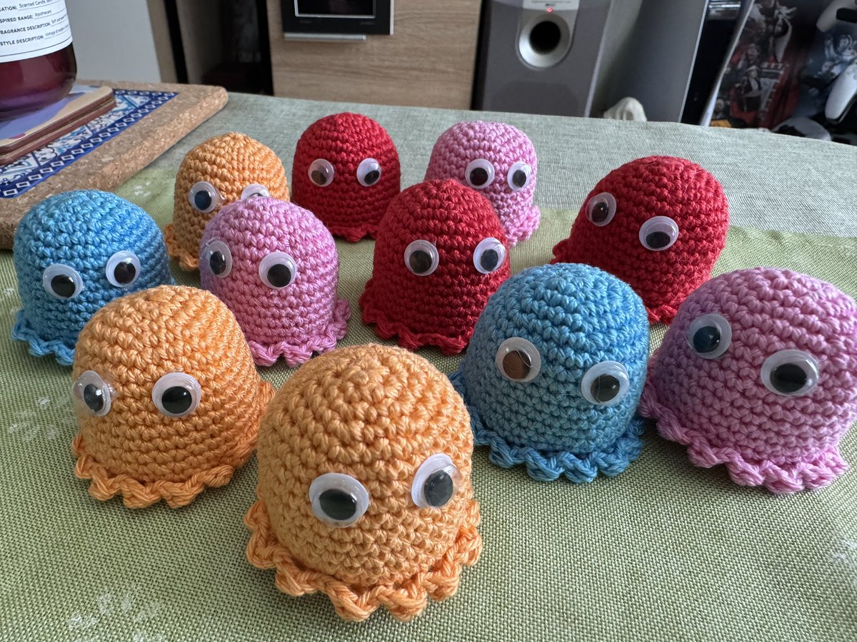 Die Produktion für die diesjährigen Gamescom Geschenke hat begonnen. 
Pac-Man Geister. Ich glaube, ich hab die Farben gut getroffen. Bis August sollte ich genug fertig haben. 😄