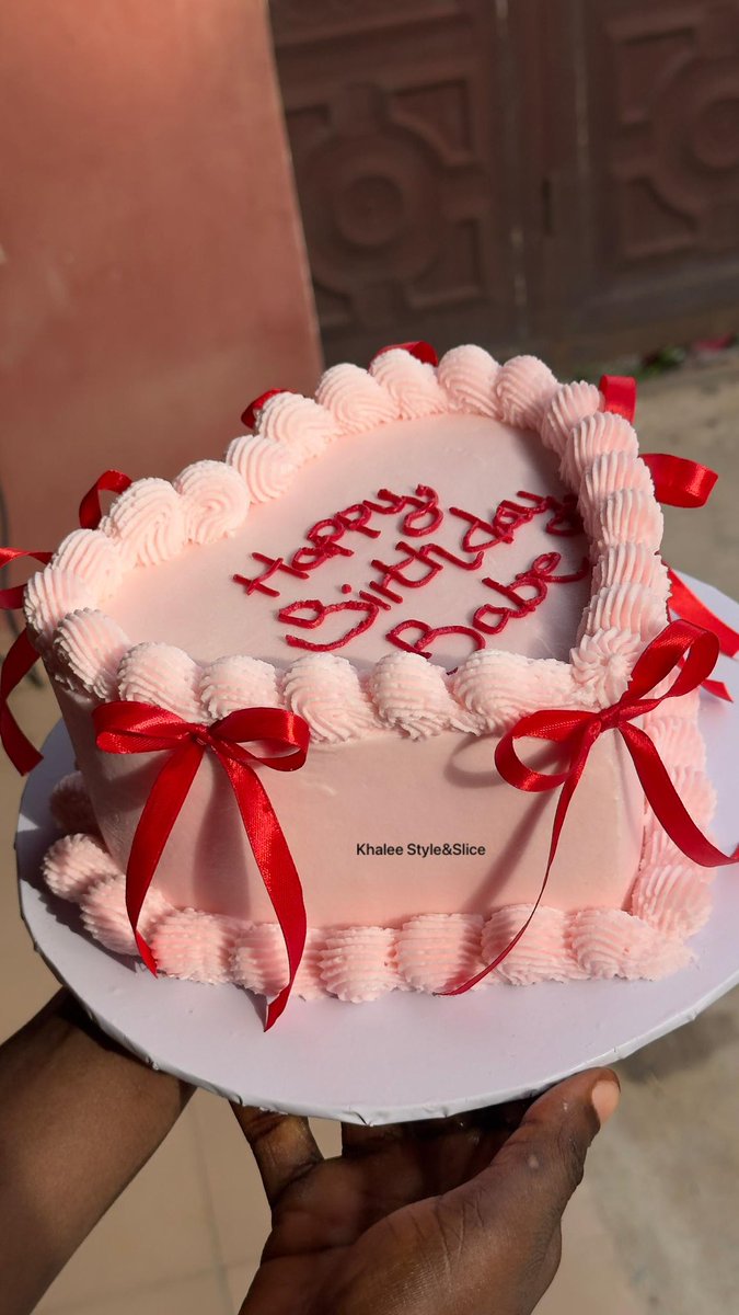 Tawakhalee2's tweet image. That sweet girl of yours deserves something this cute 💕

Cake Description: Size 6”heart shaped cake
Buttercream frosting 
Send us a dm to place an order🤗

📍Lokoja,Kogi state 
#HeartshapedCake
#Birthdaycake
#Cake
#Lokoja