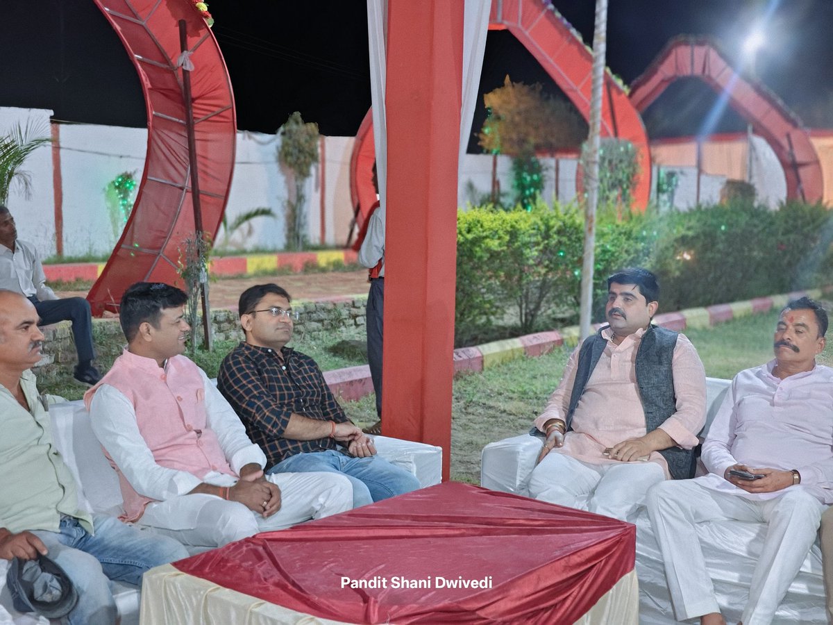 panditratnakar's tweet image. आज रात्रि रिया मैरिज गार्डन में श्री मुनेश यादव जी की बेटी के वैवाहिक कार्यक्रम में शामिल होकर अपनी शुभकामनाएं दी,

#viral #shadi #treding #ShivaChaturvedi