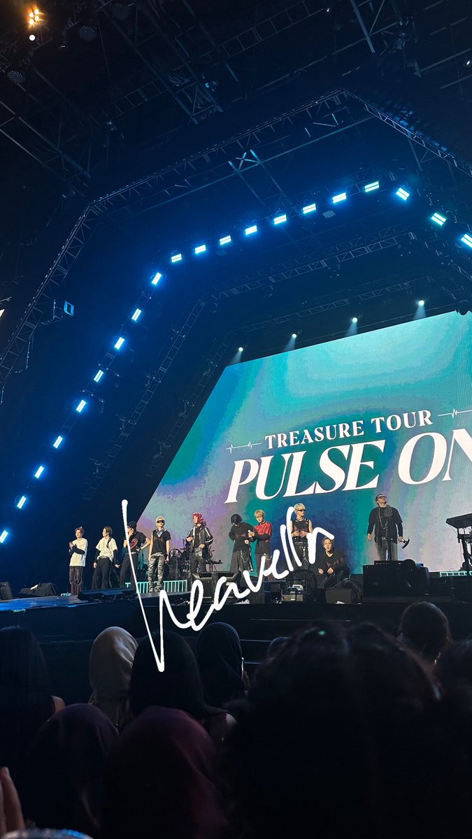 heavell_n's tweet photo. feeling sooo happy todayy!!💙
cuma di konser treasure ku bisa ketemu temen baru ((walaupun gue juga minim ngomongnya)) tp they very welcome me🥺
bahkan pren ku rahma scr tdk langsung ngajak kenalan sama teume cambodia🤣👍🏻 https://t.co/c1JuN4JIA1