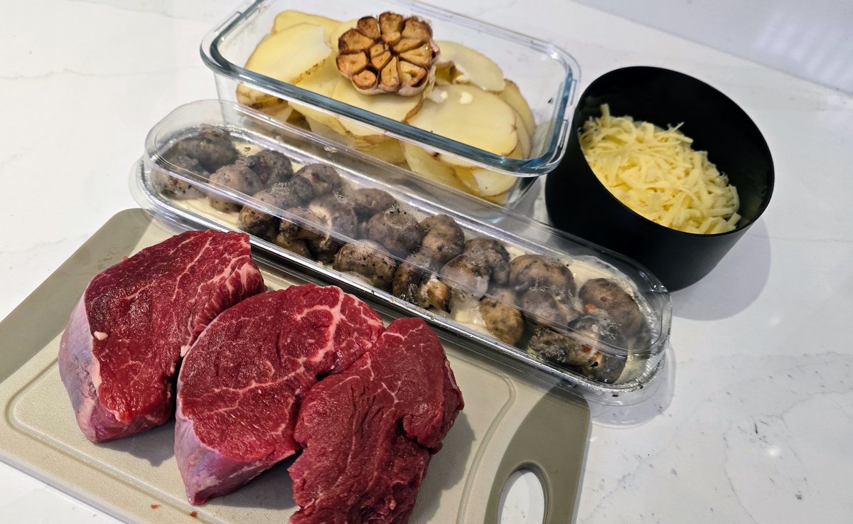 bigphil321's tweet image. In the engine room..
Fillet steaks getting to room temperature 🥩👍
Cheesy garlic potatoes prepped👍
Garlic mushrooms from our local butcher Damo👍
Carrots done👍
Wine &amp;amp; Peroni flowing🥂🍻
Music on, some great tunes🎶
It’s a perfect Sunday evening 💕👌 #perfect