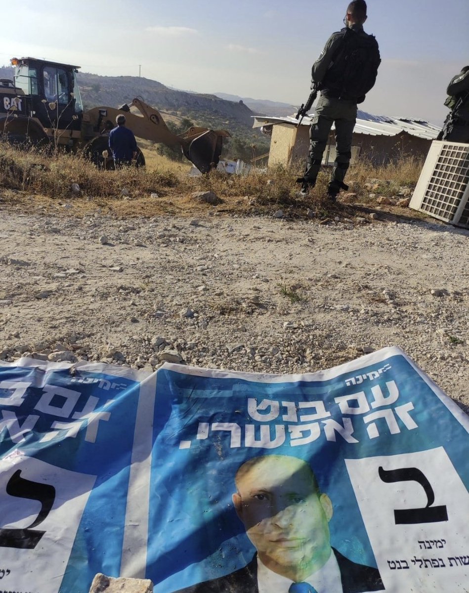 אחד הדברים הראשונים שעשתה ממשלת בנט מייד אחרי השבעתה היה לשלוח מאות שוטרי יס"מ ומג"ב כדי לגרש אותנו מביתנו בעוז ציון ולהחריב את המקום באלימות קשה.
כיום עוז ציון הוא ישוב פורח עם עשרות משפחות.
ציבור אוהבי ארץ ישראל חייב לעשות הכל כדי למנוע מהאיש הזה ושותפיו לחזור לעמדת השפעה