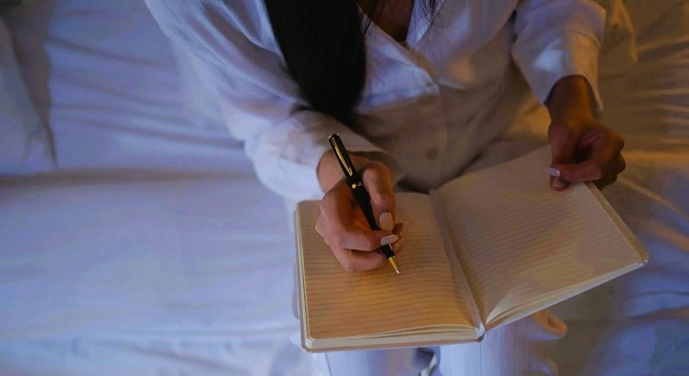 TimKHolman1's tweet image. Writing to feel better: why diaries are once again popular in 2026. tinyurl.com/4bf8my3j #diary #journal