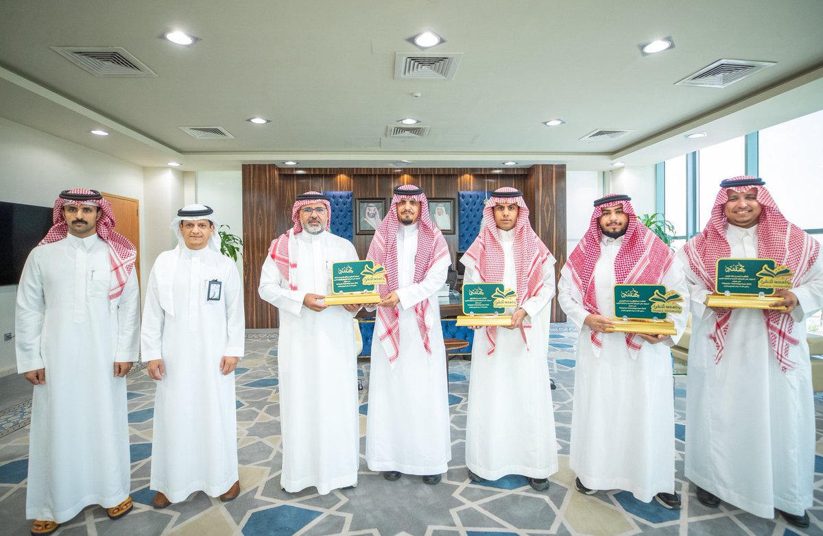 Raz__Com's tweet photo. الحمدلله على التكريم من رئيس جامعة شقراء د. علي بن محمد السيف @dralseaf ، بعد تمثيلنا للمملكة 🇸🇦 في ماليزيا 🇲🇾،
وتحقيقنا:
🥇 Gold Award
🏆 Special Award (CIIS)

لحظة وراها تعب، شغل، وتجارب كثير… والحمدلله اليوم نشوفها تتقدّر في ديرتنا 🇸🇦

ممتن لكل الدعم… وهذا الإنجاز لنا كلنا 🙏