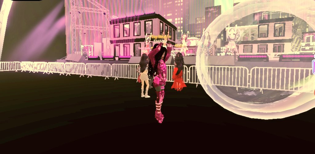 EMMA_rosie0's tweet image. Some more pictures 👾💫
#katseye #dti #pictures #dresstoimpress
