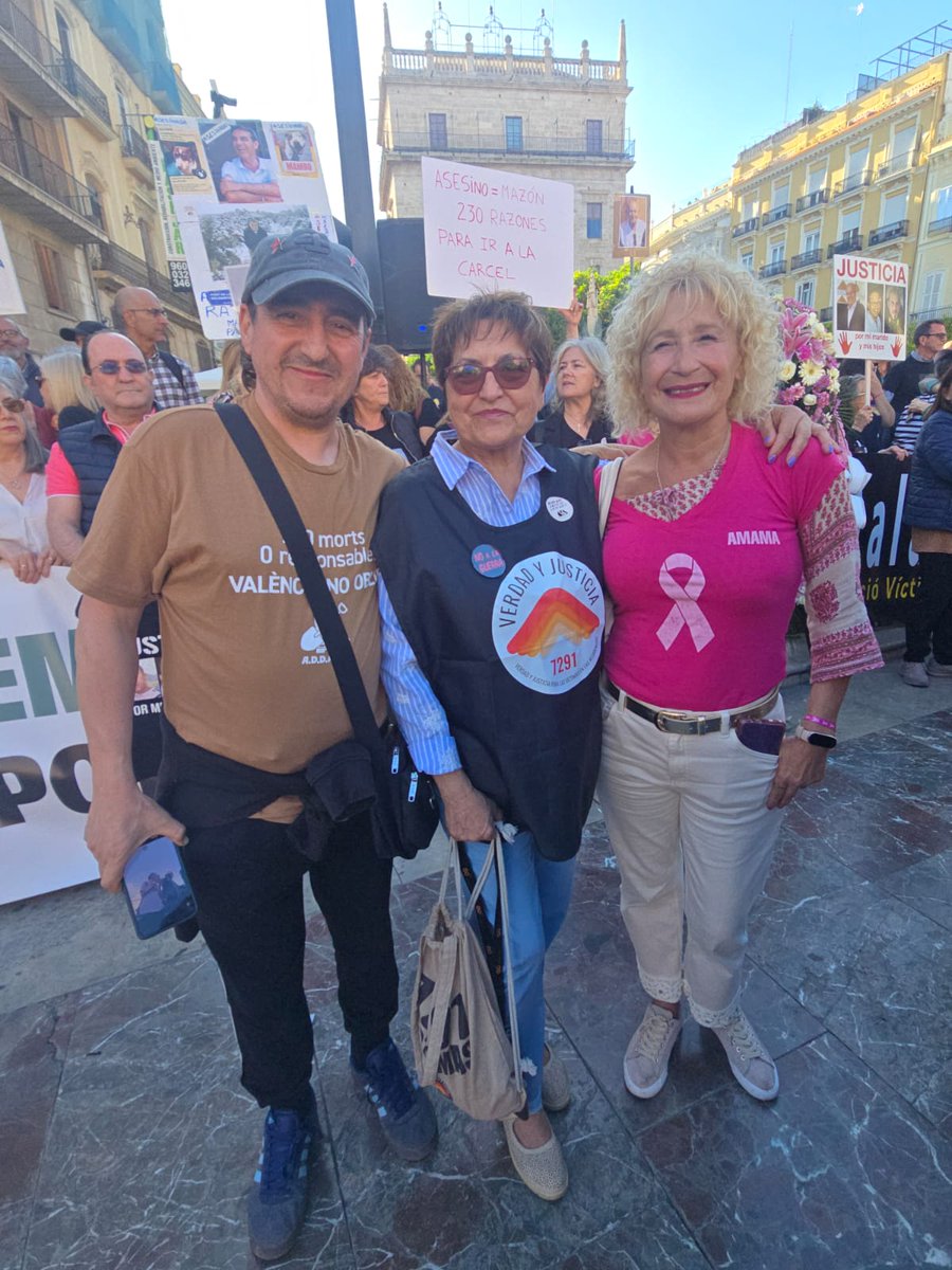 Hoy en la concentración de las familias de la Dana con la buena gente de <a href="/AmamaSevilla/">Amama Sevilla</a> y <a href="/VyJ_7291/">7291:Verdad y Justicia para las víctimas en las R.</a>.
Juntes som mes fortes