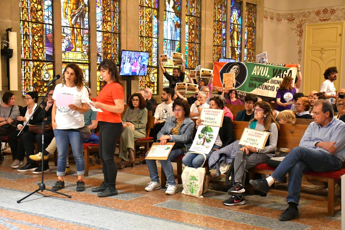 sants3radio's tweet photo. Treballadors municipals irrompen a l'Audiència Pública del @BCN_SantsMont per reclamar millores laborals.
Al #SantsMontjuïcAlDia escoltem un resum de tots els temes exposats pel veïnat a l'#Audiència #Pública.

🎧Audio👉https://t.co/YNxZpXnSAG
📰Notícia📸👉https://t.co/KDnkt7fndF https://t.co/YQU1SvmOOQ