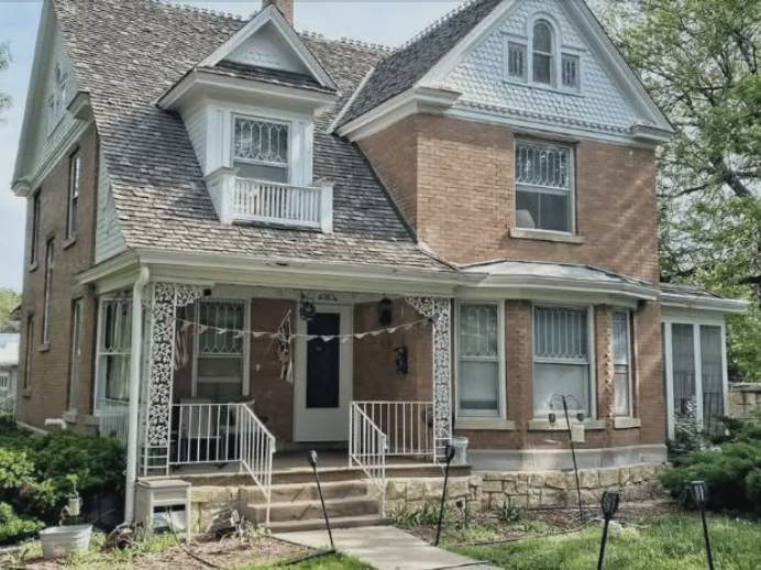 oldhouseunder50's tweet image. $195K. Beautiful brick c.1906 #Kansas #home filled with history and original elements. 
oldhousesunder50k.com/beautiful-bric…