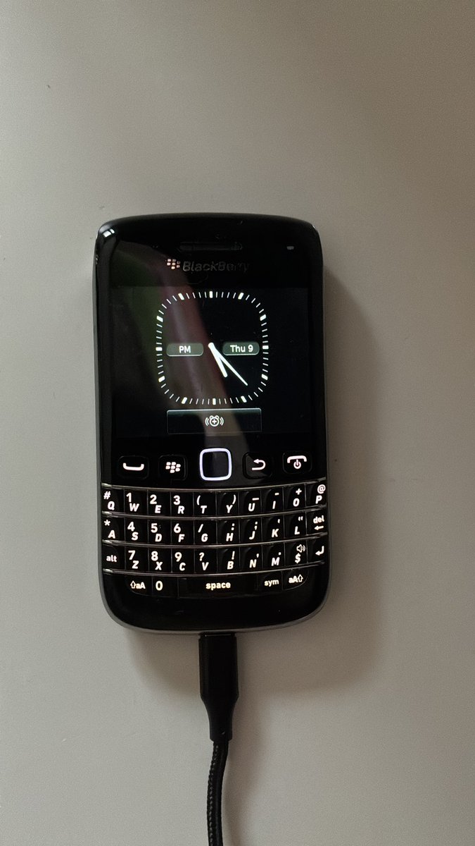 Fede_boss's tweet image. Ok something crazy… i project with Claude a new #blackberry OS …. My secret dream. I know i am old 😜