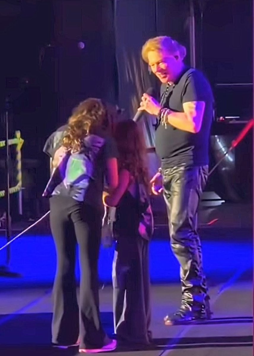 gelsentrulla's tweet image. When kids are involved he melts like ice in the sunshine. 
🥰
#axlrose #gunsnroses