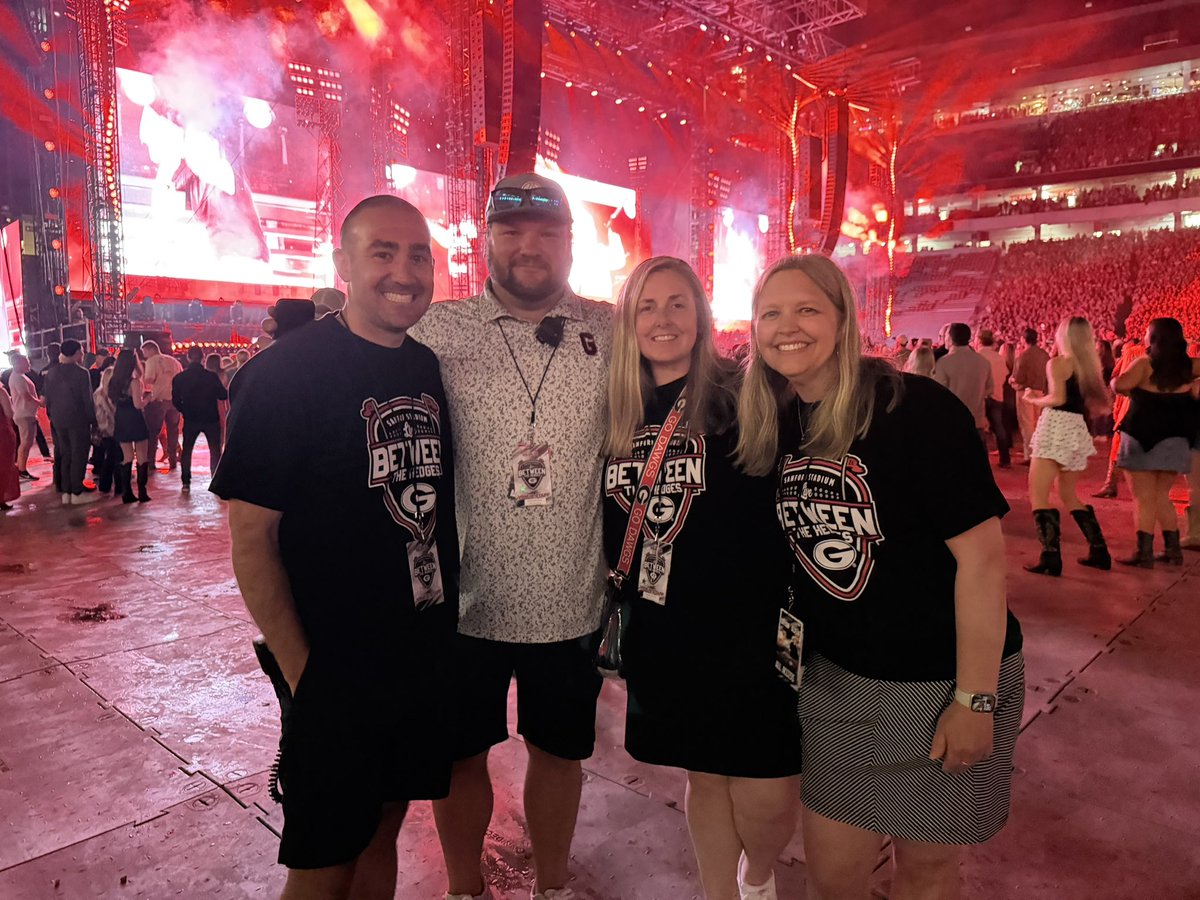 T_Stines's tweet photo. Hot Dawg! That was a good time! Thank you to everyone who had a hand in making last night another unforgettable experience Live Between The Hedges! #GoDawgs #LBTH26 https://t.co/03fkfqcQAa