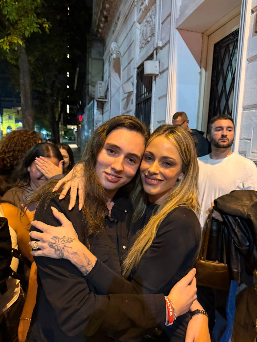 Abrázame un poquito Martina JAJSJSJ TE AMOOO 🥹🥹