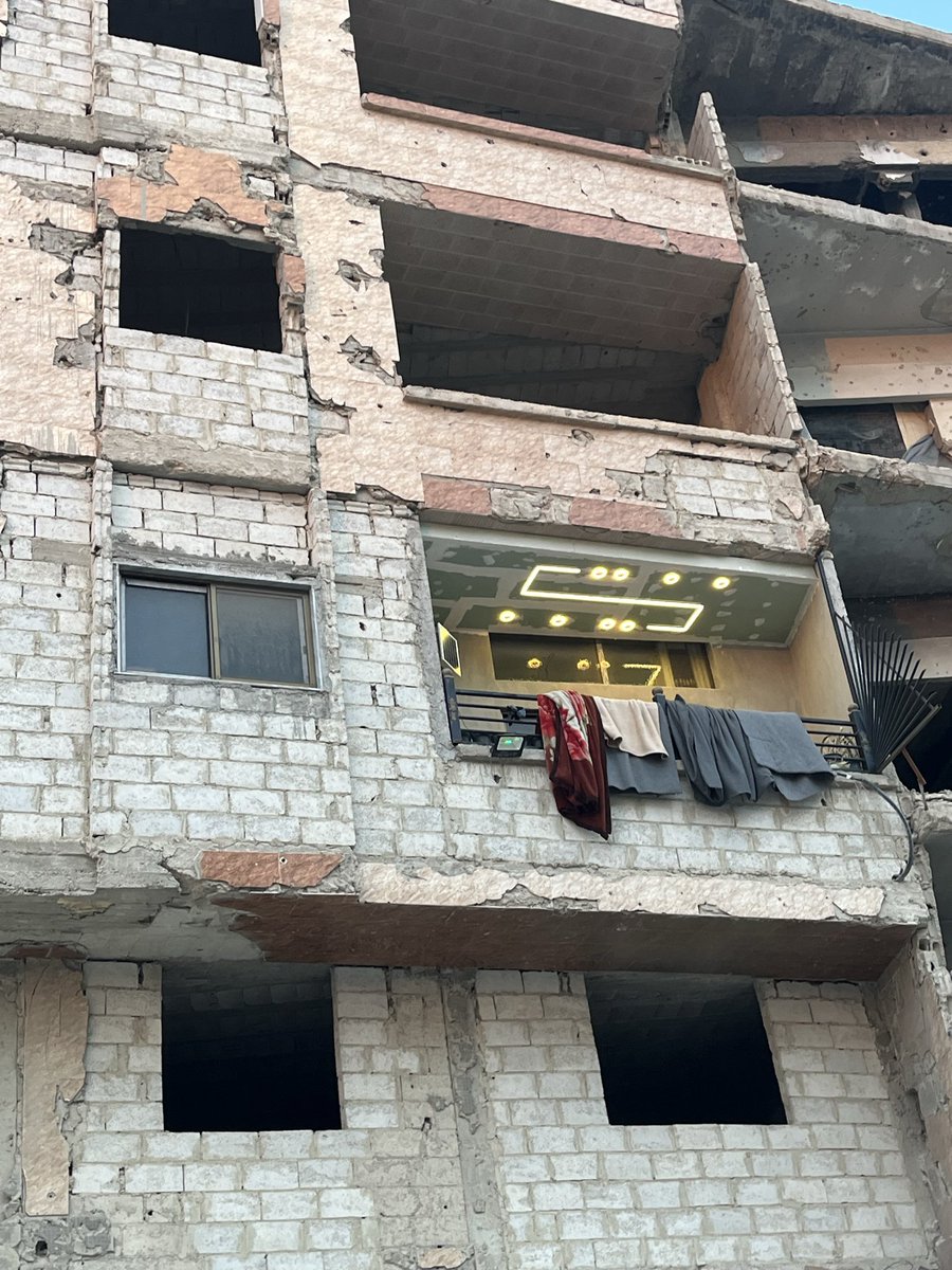EndaBayram's tweet photo. Suriye’nin Şam’a bağlı Guta bölgesini ve Yermük kampını gözlemleme fırsatımız oldu. Bu denli bir yıkıma rağmen, evinin duvarlarını örüp yaşadığı yeri yeniden yuvaya dönüştüren Suriye’nin güzel insanlarıyla tanıştık. https://t.co/4aPvVzOw9O