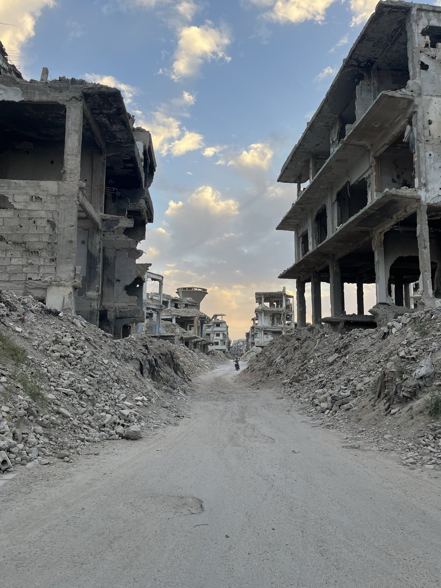 EndaBayram's tweet photo. Suriye’nin Şam’a bağlı Guta bölgesini ve Yermük kampını gözlemleme fırsatımız oldu. Bu denli bir yıkıma rağmen, evinin duvarlarını örüp yaşadığı yeri yeniden yuvaya dönüştüren Suriye’nin güzel insanlarıyla tanıştık. https://t.co/4aPvVzOw9O