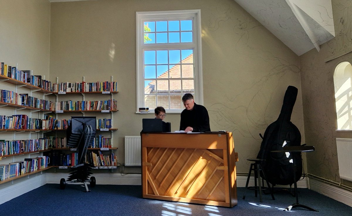 CathedralSchool's tweet image. We were thrilled to welcome composer @nicomuhly to CCCS for an afternoon with some of our senior boys, who got the chance to discuss Nico's music as well as honing their own recent compositions. So much fantastic advice and a completely inspiring visit! #music #education #oxford