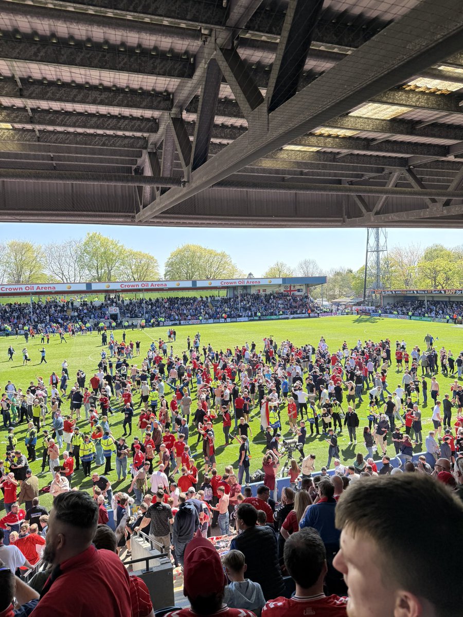 ReeceHope3's tweet photo. What a day yesterday was, still not over it 🏆🎉 @YorkCityFC #YCFC https://t.co/CoEcJLH5W6