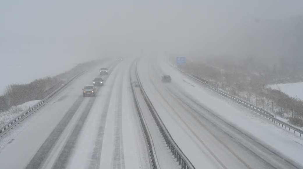 TrendsFocusI's tweet image. Heavy snow warnings issued for Colorado, Wyoming, and Montana as a powerful storm brings up to 2 feet of snow and 45 mph winds. Dangerous travel and low visibility expected. #WeatherAlert #SnowStorm #BreakingNews