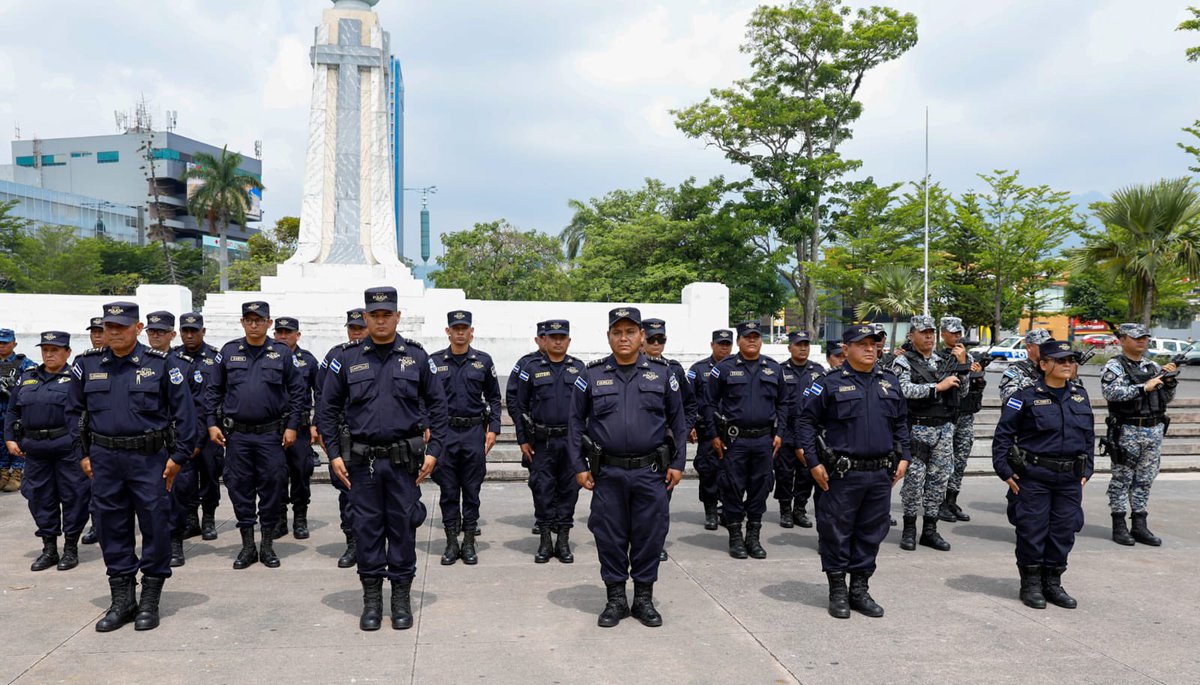 PNCSV's tweet photo. Policías y efectivos de la @FUERZARMADASV refuerzan las estrategias de seguridad recibiendo las indicaciones antes del despliegue en diferentes zonas de San Salvador.

Se preparan para patrullar y garantizar el bienestar de la población.

#PlanControlTerritorial https://t.co/NvXR93pogp