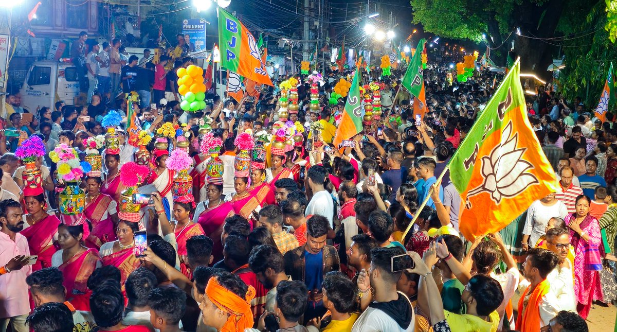 Only one slogan across Bengal...tata-tata, bye-bye TMC. Visuals from vibrant roadshow in Barasat, West Bengal.
#BanglaChayBJPSorkar