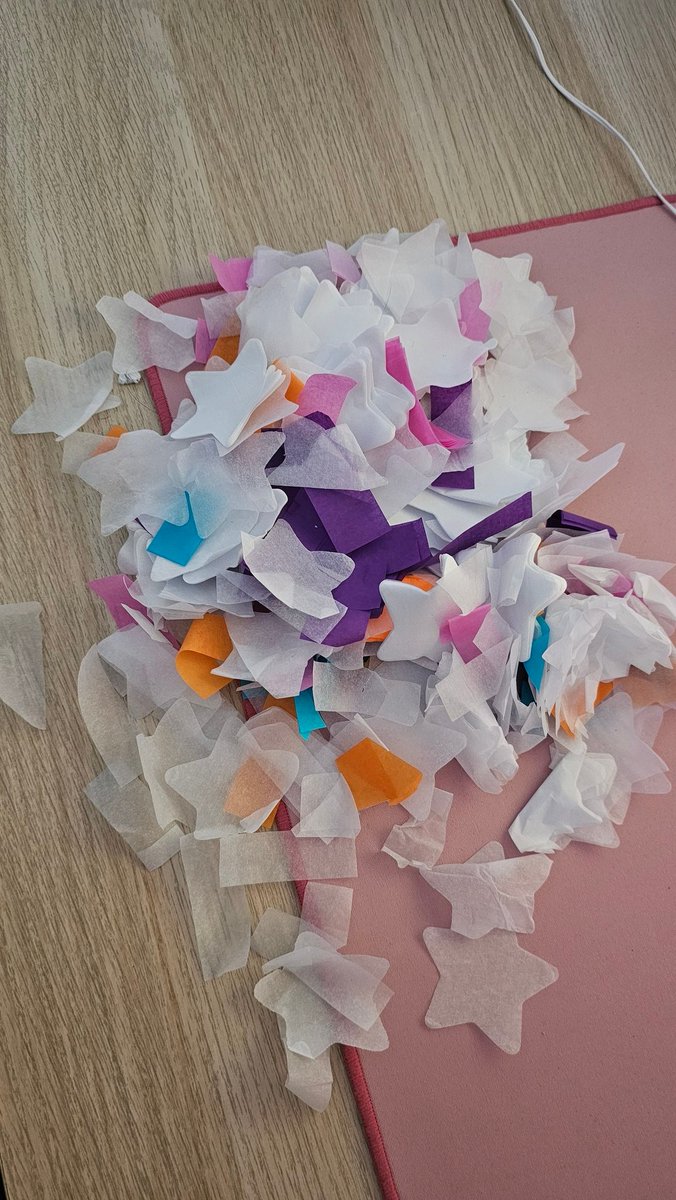 5SOSUpdatesFR's tweet photo. Bon, je range un peu mes affaires et ... Vous pensez que j'ai ramassé assez de confettis, là ? 😂 https://t.co/ND26vId0Zl
