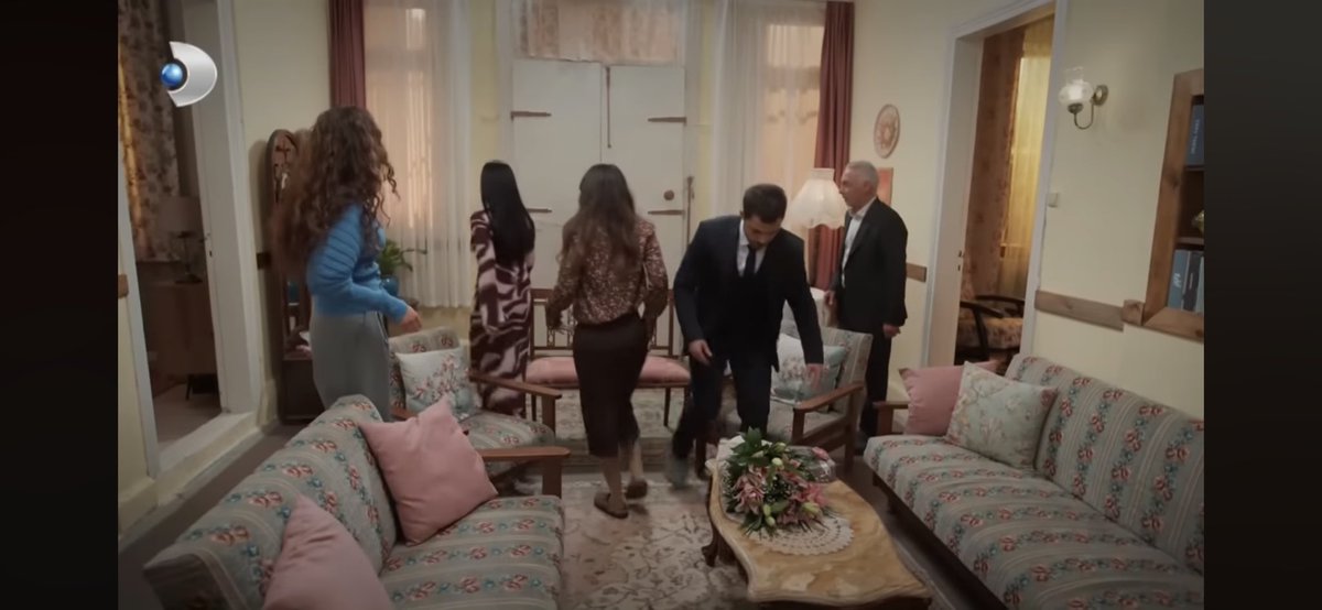 Mabel_Nunez's tweet photo. Zeynep definitely borrowed her dress from Refika, there’s no other explanation to this atrocity. 🤔       #GüllerVeGünahlar https://t.co/tmvkP7C6Dp