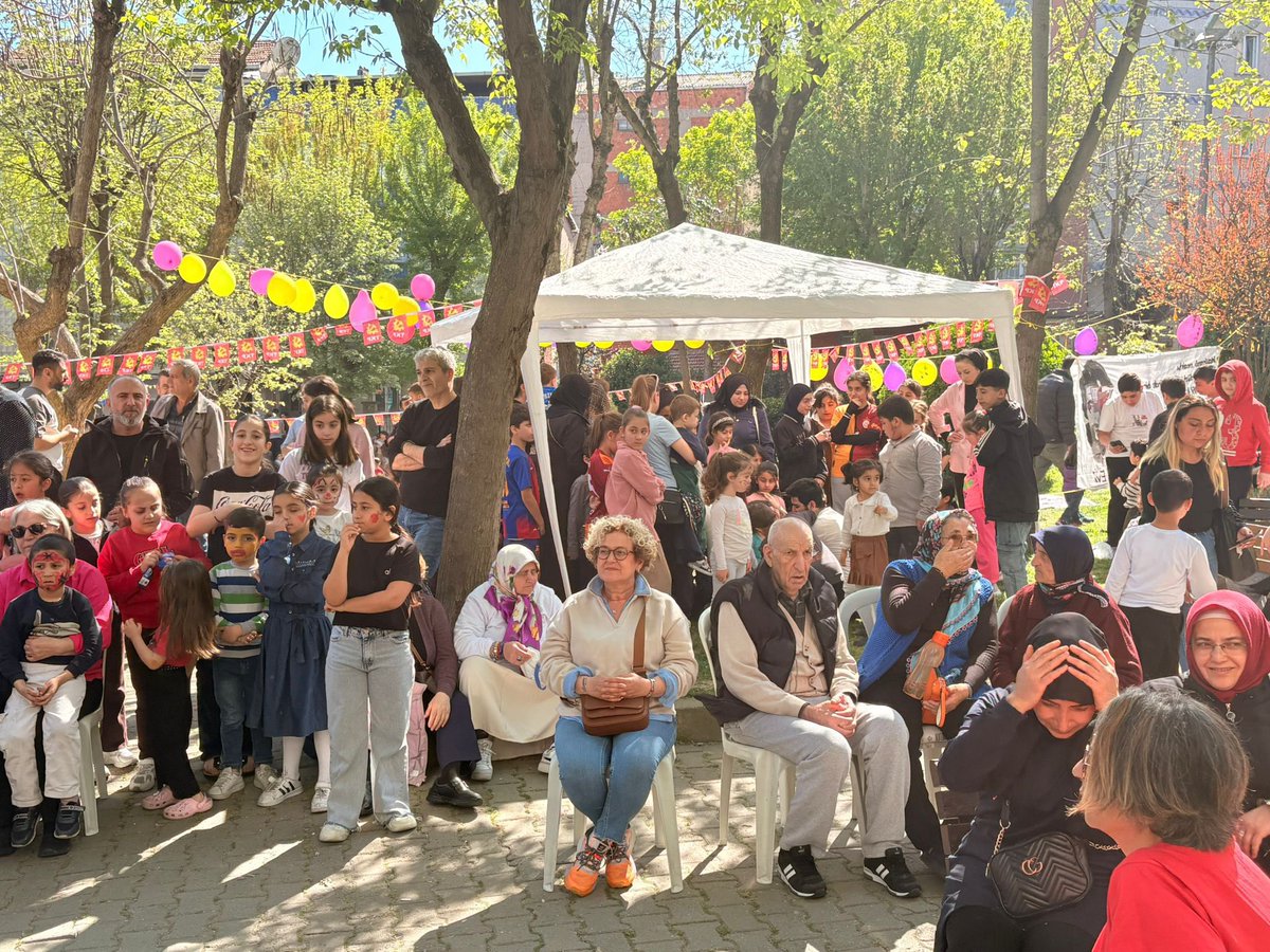 okmeydanisemtev's tweet photo. Bugün Sibel Yalçın Parkı’nda umudu, mücadeleyi ve dayanışmayı büyüttük.

1. Okmeydanı Emek ve Çocuk Şenliğimizi türkülerimizle, çocuklarımızın neşesiyle gerçekleştirdik. 

Yaşasın 1 Mayıs, yaşasın çocuklarımız! https://t.co/88ZJOaDbtx