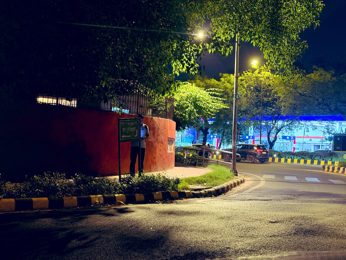 nimishdubey's tweet image. A roadside view 
On a Delhi evening 

Near Khan Market 
📷: iPhone 17 Pro Max 

#Delhi #DelhiByND #ShotOniPhone #Night
