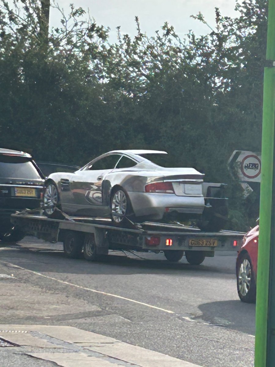 sgh38's tweet image. Spotted this near home this evening. #AstonMartin #vanquish #Astunday