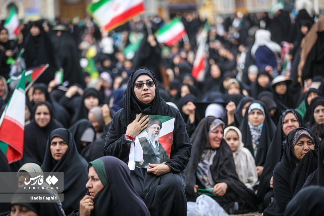 JafariaTvEng's tweet photo. Holy shrine of Imam Reza in Mashhad, with people showing support for the Iranian Armed Forces and pledging allegiance to the new Leader of the Islamic Revolution https://t.co/0C2kHXuRBg