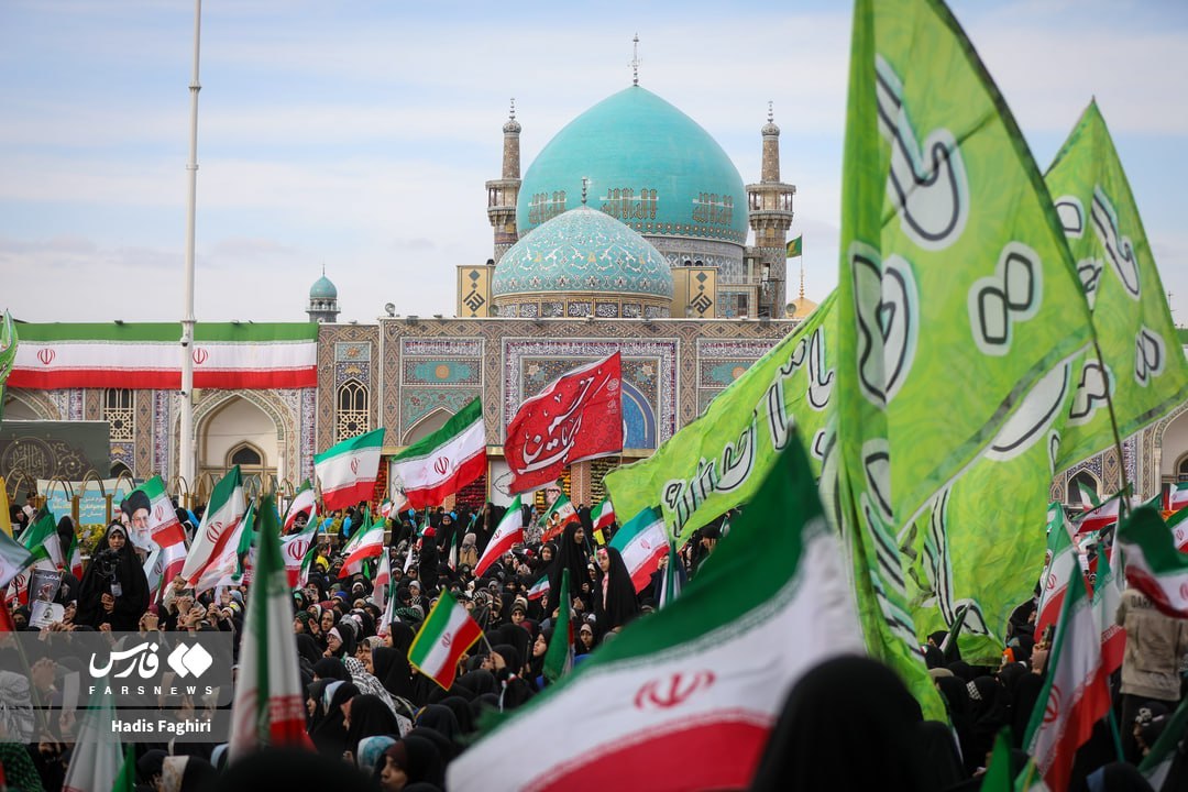 JafariaTvEng's tweet photo. Holy shrine of Imam Reza in Mashhad, with people showing support for the Iranian Armed Forces and pledging allegiance to the new Leader of the Islamic Revolution https://t.co/0C2kHXuRBg