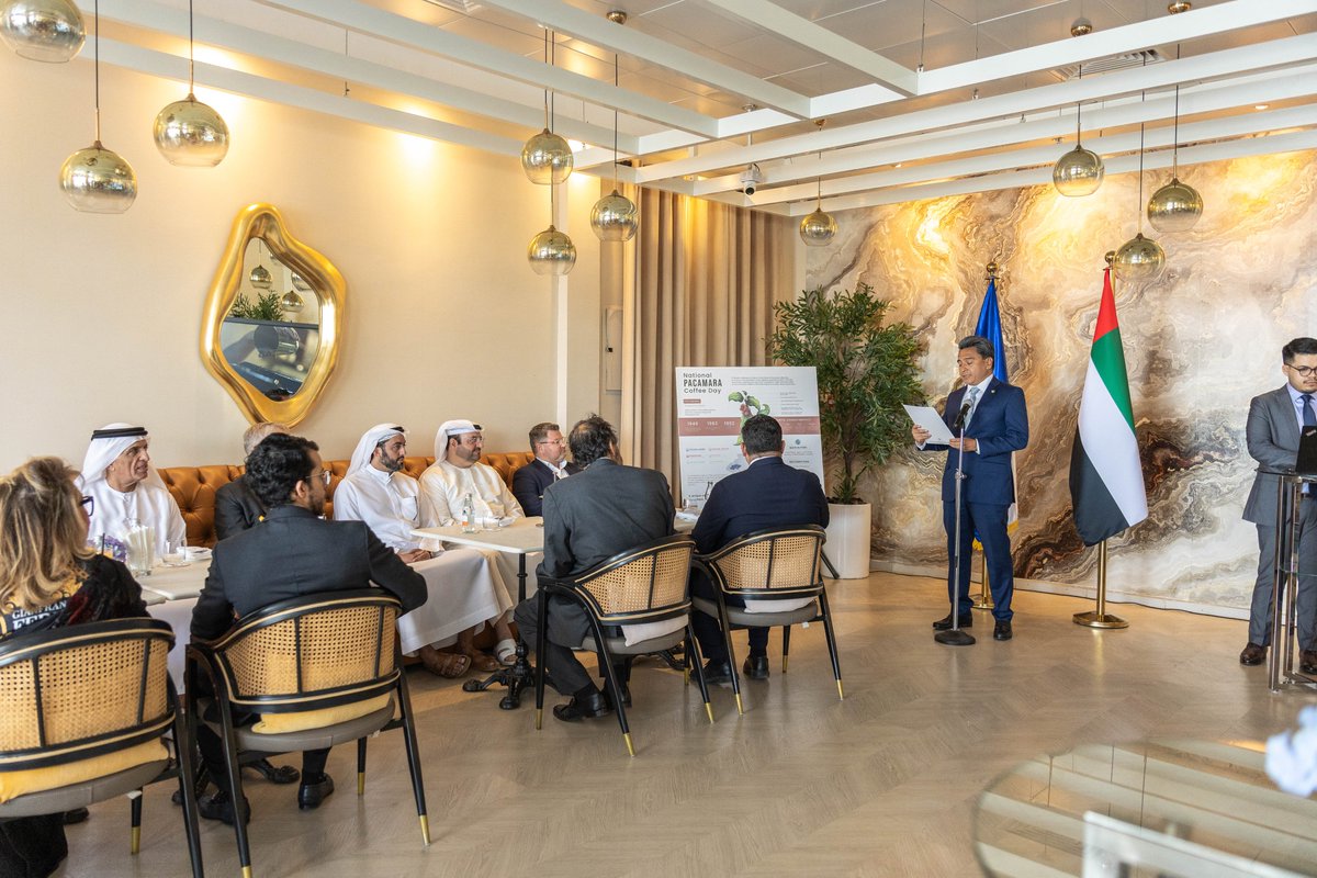GerardoPerezSV's tweet photo. Celebramos el Día Nacional del café Pacamara, uno de los cafés de especialidad más representativos de El Salvador, con una degustación en el Emirato de Ras Al Khaimah. 🇸🇻☕🇦🇪

Nos honró con su presencia Su Alteza el Jeque Saud bin Saqr Al Qasimi, Miembro del Consejo Supremo y Gobernante de Ras Al Khaimah, así como el Jeque Ahmed bin Saud Al Qasimi, Presidente del Departamento de Servicios Públicos de Ras Al Khaimah. 

El café salvadoreño continúa consolidándose como un puente que une la cultura salvadoreña y emiratí. @RAKmediaoffice 

نحتفل بـاليوم الوطني لقهوة الباكامارا، إحدى أبرز قهوة المتخصصة في السلفادور، من خلال تذوّق خاص أُقيم في إمارة رأس الخيمة. 🇸🇻☕🇦🇪

وقد شرفنا بحضوره سمو الشيخ سعود بن صقر القاسمي، عضو المجلس الأعلى وحاكم رأس الخيمة، وكذلك الشيخ أحمد بن سعود القاسمي، رئيس دائرة الخدمات العامة في رأس الخيمة.

وتواصل القهوة السلفادورية ترسيخ مكانتها كجسر يربط بين الثقافة السلفادورية والإماراتية. @RAKmediaoffice