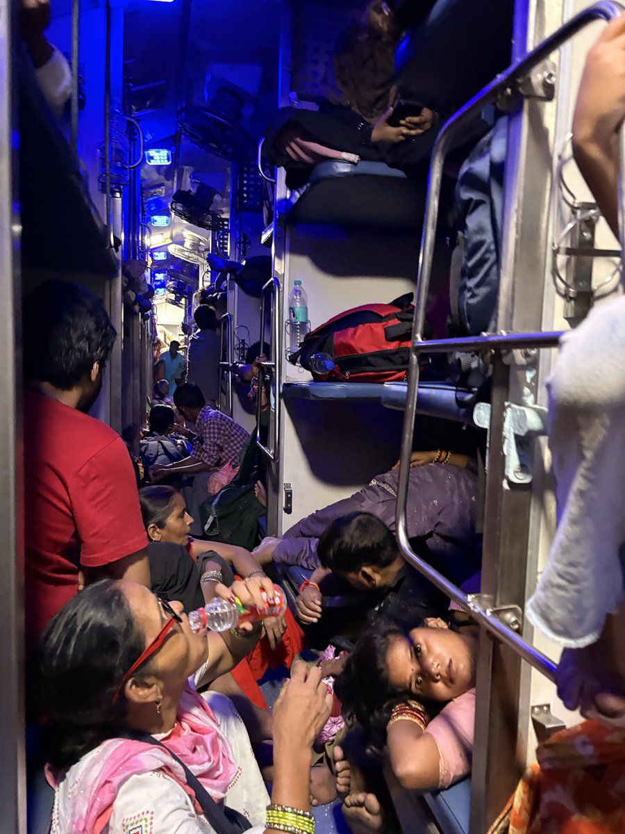 akhildvnn's tweet photo. स्लीपर कोच को जनरल बनाये हुए है 
ट्रेन नंबर 12237 Begampura Express 
Coach No S6 @IRCTCofficial @RailwaySeva @RailMinIndia https://t.co/6Ah1f8tr97