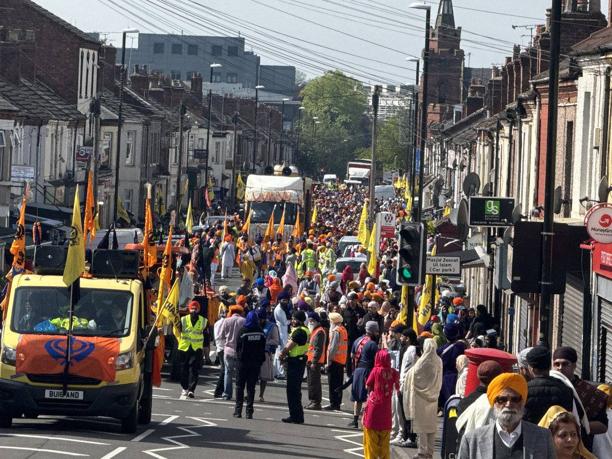 Rupinder2010's tweet photo. Wonderful to celebrate the #Sikh #Festival #Vaisakhi in #Coventry. Amazing Coventraiants celebrated as one community, Hindus, Muslims, Sikhs, Christians, people of all religions and none, equality contributing with love and compassion. #ThisisCoventry https://t.co/eU92QhLwty