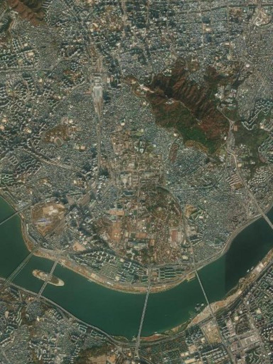 SatellitesGeo's tweet image. Zooming in on this vibrant spot! 🤩 If you love spicy food, you might be close to delicious discoveries. Any guesses? #Geography #SpaceView #TravelFromAbove