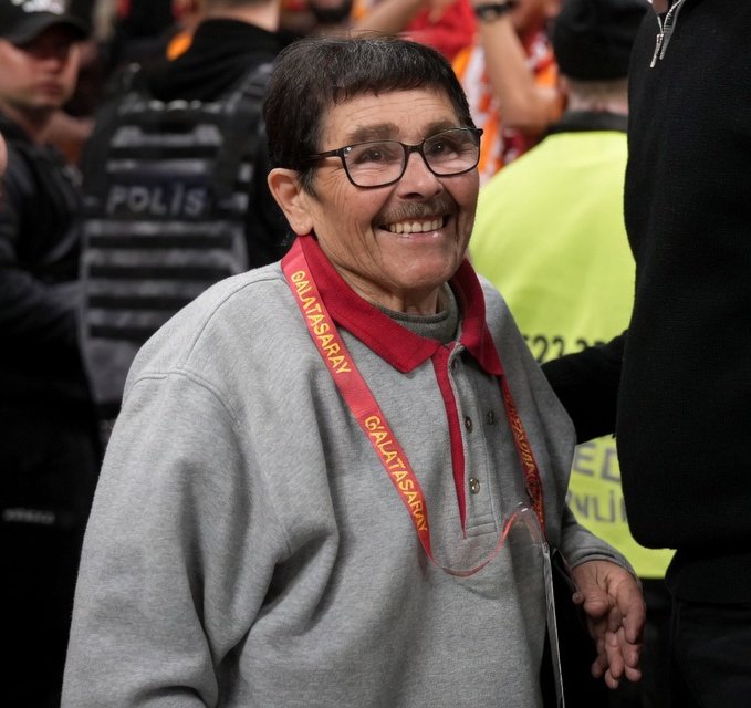 bayrakmedya's tweet photo. Victor Osimhen, sert vurduğu topun bir görevliye gelmesi üzerine hemen yanına giderek maç içinde özür diledi. https://t.co/FCRkwvDThn