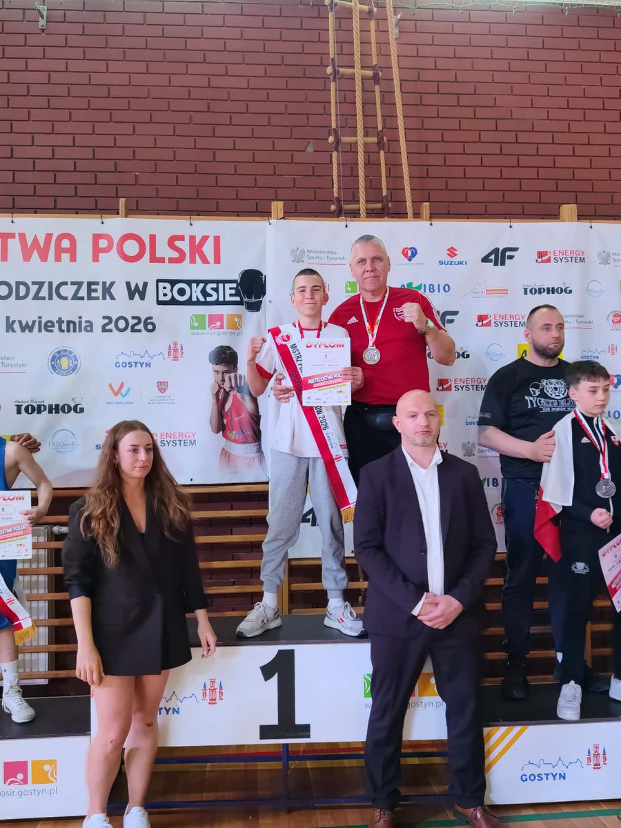 WislokRzeszow's tweet photo. Krystian Sokołowski Mistrzem Polski Młodzików! Jakub Rzeczkowski brązowym medalistą. Olaf Sondej przegrywa w oczach sędziów a Alan Bartoszewski na własne życzenie. Z takim bilansem wracamy z Gostynia! Wracamy dumni i gotowi na kolejne wyzwania!
#Rzeszów #Podkarpackie #info #PZB https://t.co/Krh3378yS5