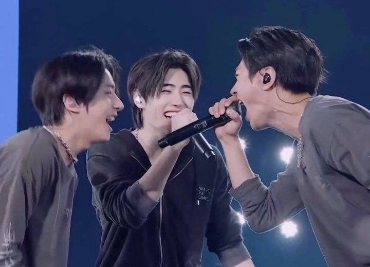 TooClosetotheRoyalty tweet media