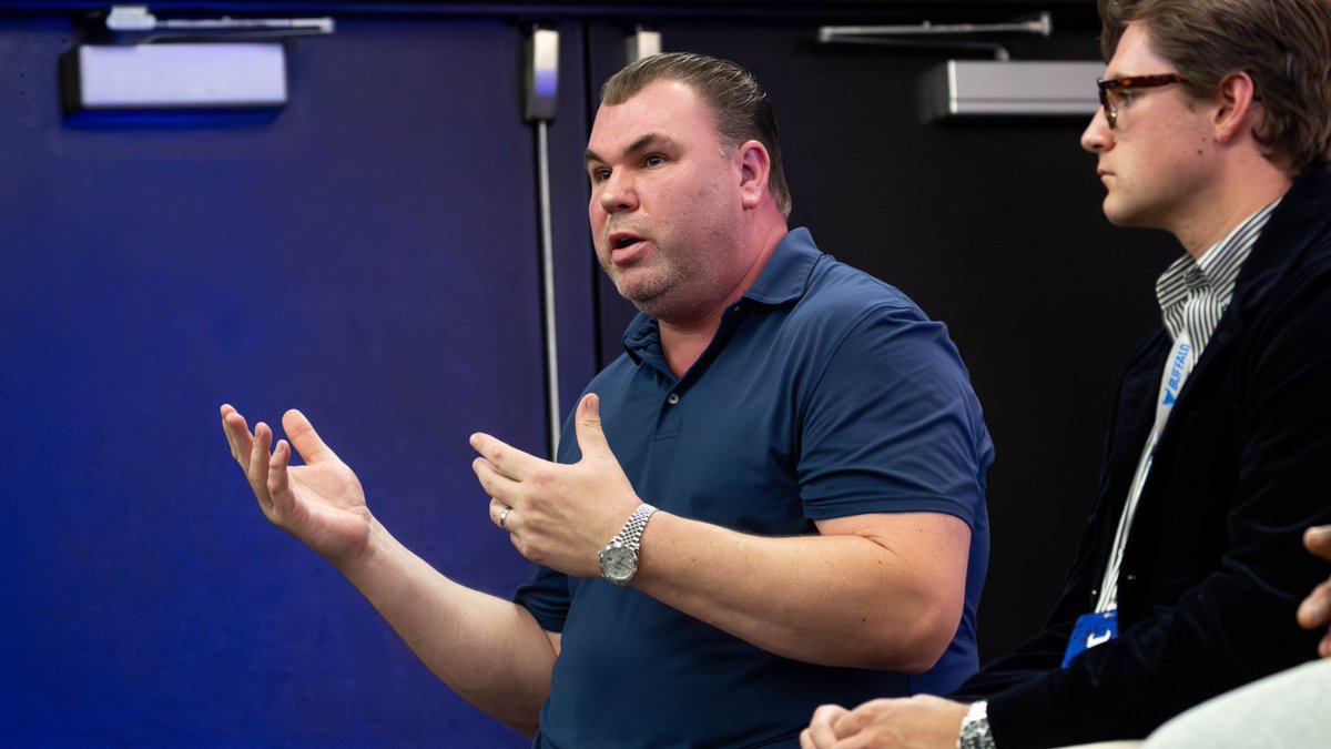 UBFootball's tweet image. 𝐂𝐨𝐧𝐧𝐞𝐜𝐭𝐢𝐨𝐧𝐬 𝐭𝐡𝐚𝐭 𝐥𝐚𝐬𝐭 𝐥𝐨𝐧𝐠𝐞𝐫 𝐭𝐡𝐚𝐧 𝟒 𝐲𝐞𝐚𝐫𝐬

Special thanks to all the UB Football alums that came out for our annual networking night on Friday! 🤝

#UBhornsUP🤘l #BullMarket📈