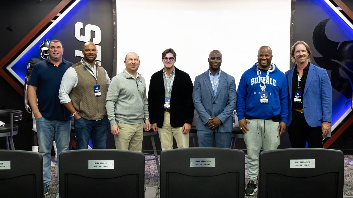 UBFootball's tweet image. 𝐂𝐨𝐧𝐧𝐞𝐜𝐭𝐢𝐨𝐧𝐬 𝐭𝐡𝐚𝐭 𝐥𝐚𝐬𝐭 𝐥𝐨𝐧𝐠𝐞𝐫 𝐭𝐡𝐚𝐧 𝟒 𝐲𝐞𝐚𝐫𝐬

Special thanks to all the UB Football alums that came out for our annual networking night on Friday! 🤝

#UBhornsUP🤘l #BullMarket📈