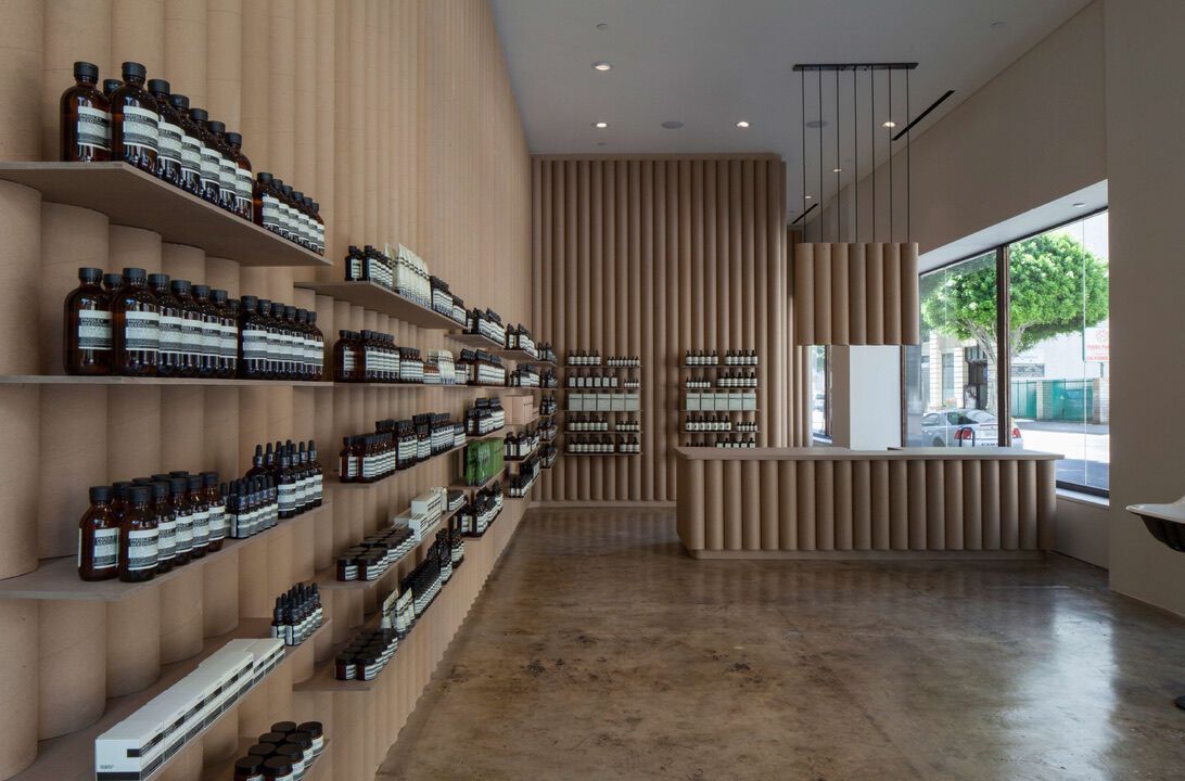 Archello's tweet image. Brooks + Scarpa’s Aesop DTLA reworks retail through unconventional material use. Walls and fixtures are formed from stacked cardboard tubes, paired with recycled paper countertops and existing concrete floors. 
archello.com/project/asop-d… 

#MaterialInnovation #RetailDesign
