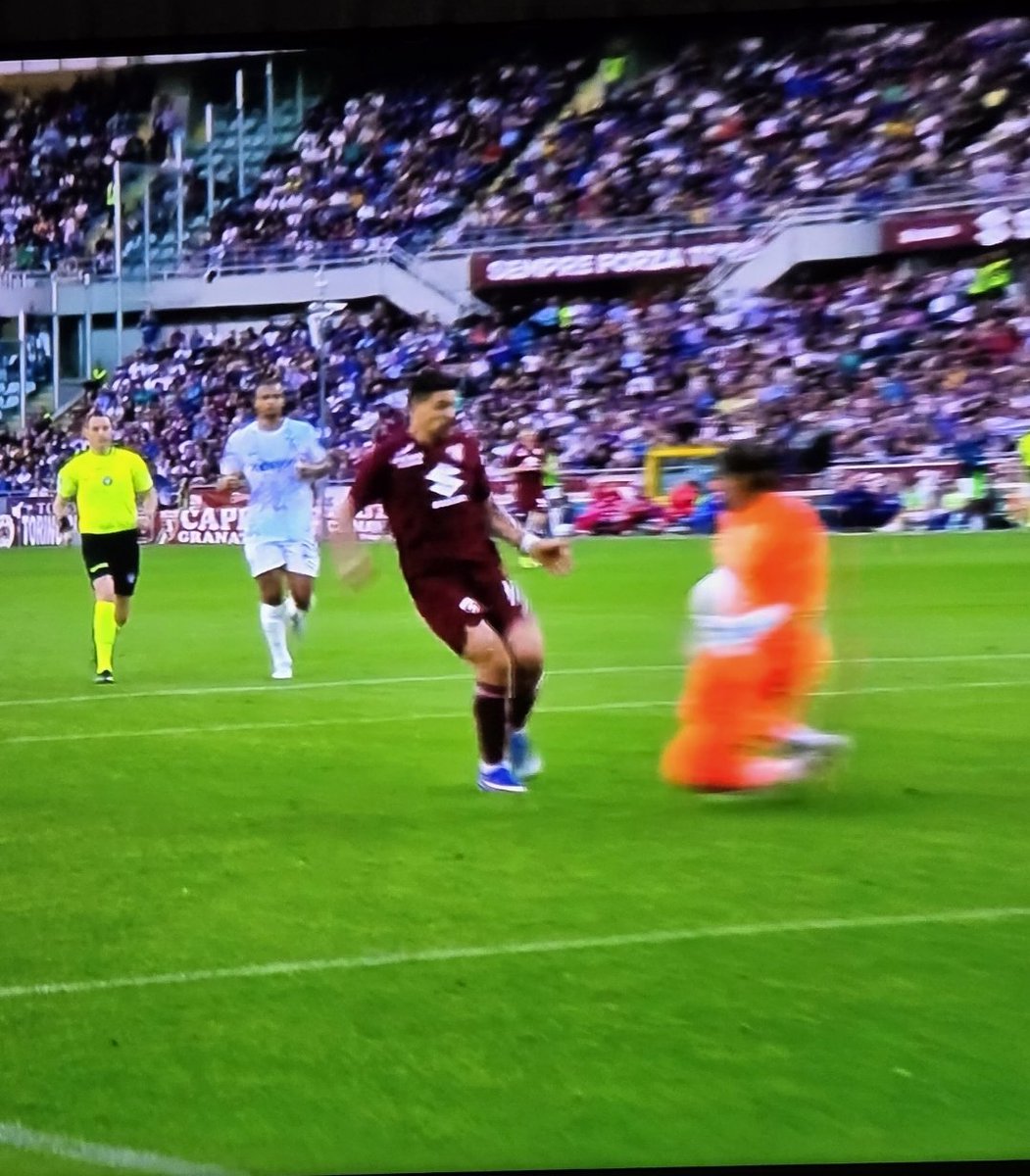 supermik14's tweet image. Grandi!!! Fermata meritatamente l'#Inter, con lo scudetto ormai cucito sul petto, in vantaggio 0-2 al 70".
Un splendida rimonta #granata, con il 10° gol di #Simeone e il 7° di #Vlasic, tanta grinta e voglia: fino al 95' in avanti a giocarsela.
Bravi davvero!
#TorinoInter 2-2 #SFT